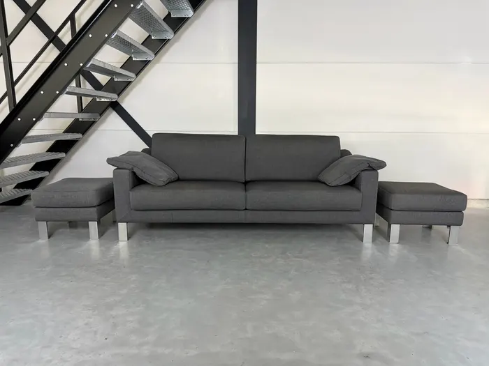 Leolux Antonia 3-zitsbank met 2 poefs