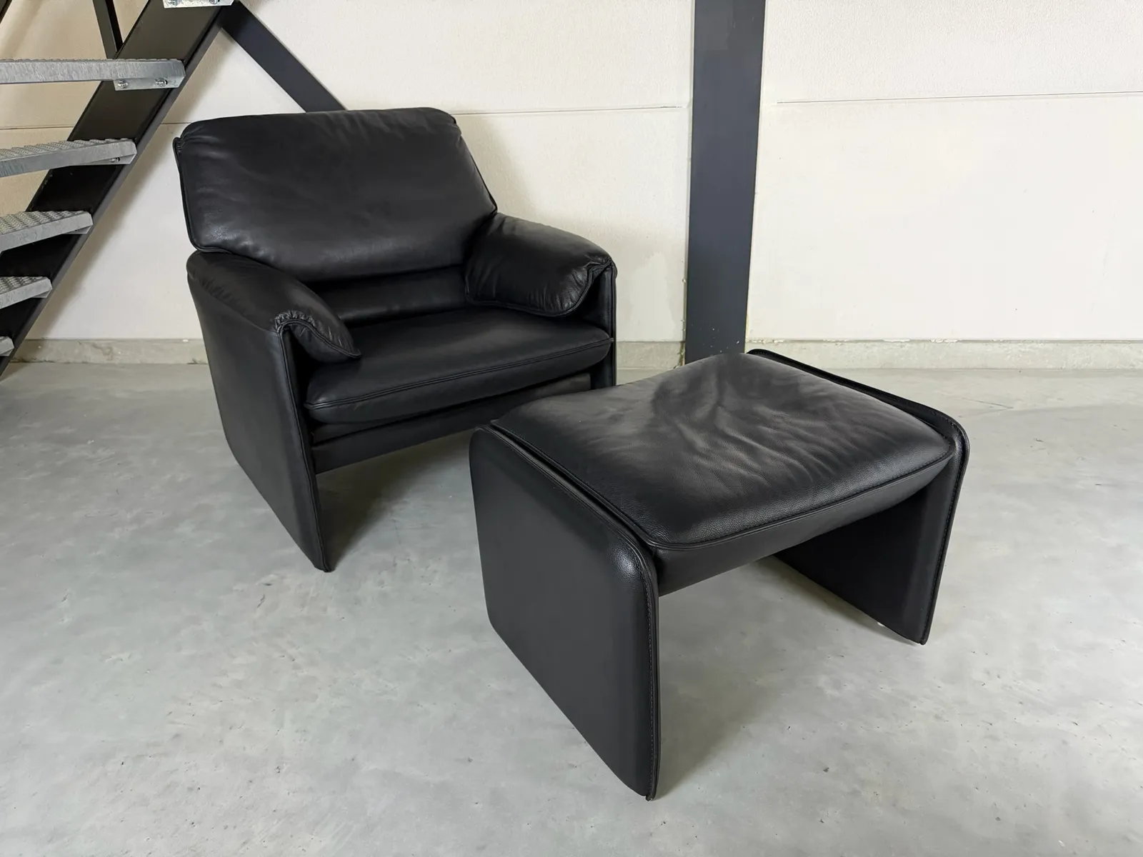 Leolux Bora Beta fauteuil met hocker — Fauteuil